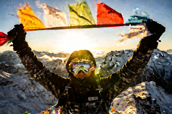 登山者成功登顶后在山巅挥舞旗帜的胜利瞬间 - 旺财28探险人物